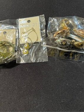 Ella gold-tone hair clips with yellow and green accents